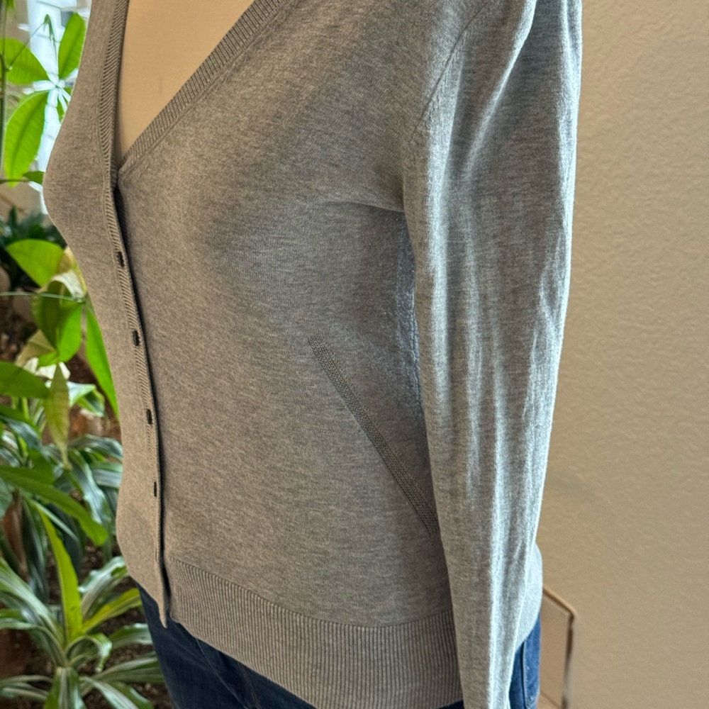 BANANA REPUBLIC GRAY CARDIGAN… SIZE SMALL.. GENTLY USED - Picture 6 of 8